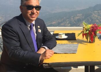  काङ्ग्रेस नेता कार्कीले दिए ५९ विद्यार्थीलाई ट्रयाकसुट, विद्यार्थीको अनुहारमा चमकता 