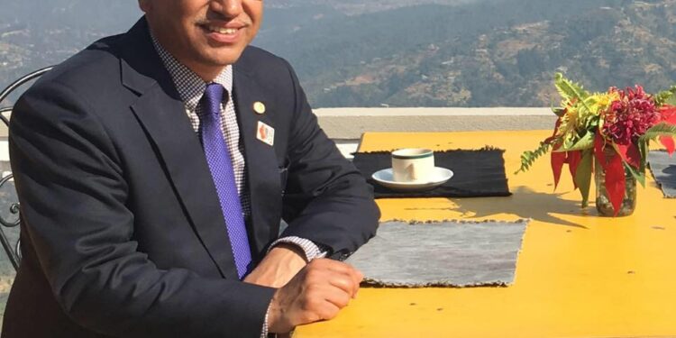  काङ्ग्रेस नेता कार्कीले दिए ५९ विद्यार्थीलाई ट्रयाकसुट, विद्यार्थीको अनुहारमा चमकता 