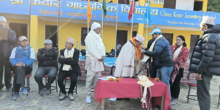 केदार माविले गर्याे पीएचडी पूरा गरेका डा. बास्तोलालाई बधाई सहित सम्मान