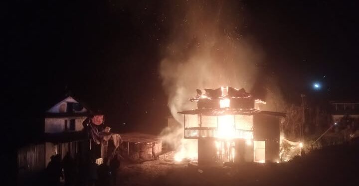 नेचा बिहिबारे गैरिबारीमा आगलागी, २४ लाख बराबरको क्षति