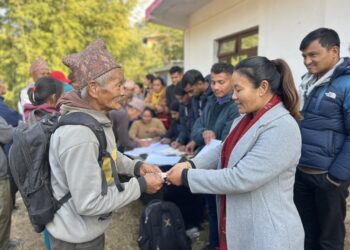 हलेसी तुवाचुङ नगरपालिकाले गर्याे पाँच मुरीभन्दा बढी बदाम फलाउने किसानलाई प्रोत्साहन