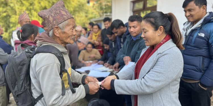 हलेसी तुवाचुङ नगरपालिकाले गर्याे पाँच मुरीभन्दा बढी बदाम फलाउने किसानलाई प्रोत्साहन