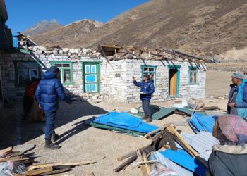 खुम्बु पासाङल्हामु गाउँपालिका : हावाहरीले घर र गोठको छानो उडायो