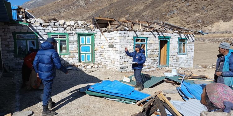 खुम्बु पासाङल्हामु गाउँपालिका : हावाहरीले घर र गोठको छानो उडायो