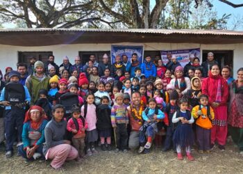 टानका वरिष्ठ उपाध्यक्ष शेर्पाद्धारा कालीका आविका ५७ जना विद्यार्थीलाई झोला वितरण