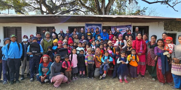 टानका वरिष्ठ उपाध्यक्ष शेर्पाद्धारा कालीका आविका ५७ जना विद्यार्थीलाई झोला वितरण