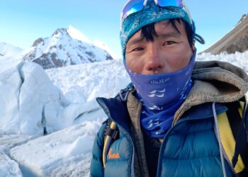 विश्व कीर्तिमानी सानु शेर्पा जाडोयाममा मकालु हिमालको आरोहण गर्दै