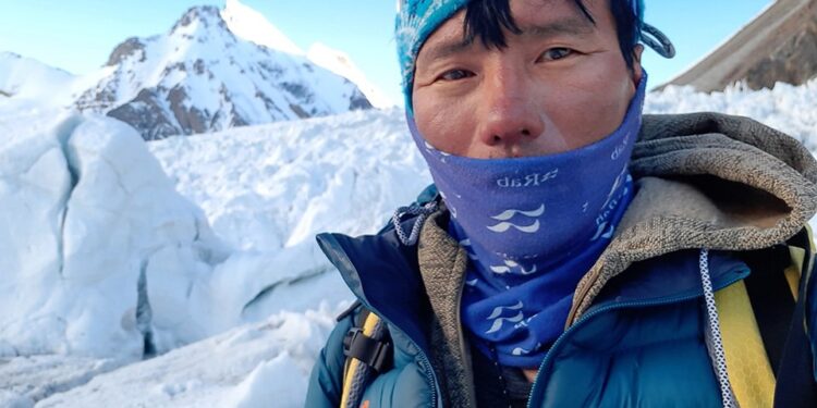 विश्व कीर्तिमानी सानु शेर्पा जाडोयाममा मकालु हिमालको आरोहण गर्दै