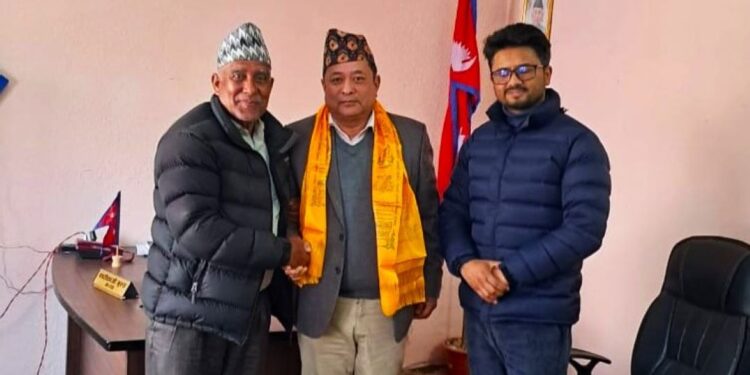 भूमि समस्या समाधान आयोग सोलुका अध्यक्ष गुरुङद्वारा पदभार ग्रहण