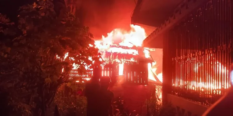 ओखलढुगांको खिजिदेम्बामा आगलागी हुँदा २२ लाख बराबरको क्षति