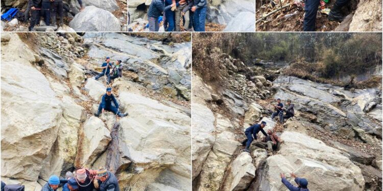 चिप्लिएर भिरमा खसेका विदेशी नागरिकको सोलु प्रहरीले गर्याे उद्धार