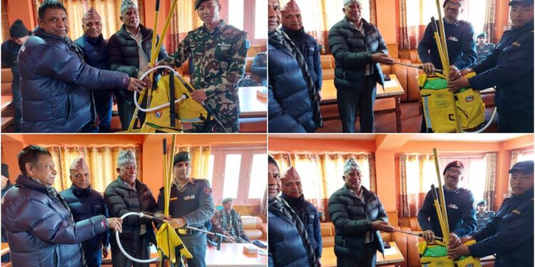 डिभिजन वन कार्यालय सोलुखुम्बुद्वारा वन डढेलो नियन्त्रण सम्बन्धी उपकरण हस्तान्तरण तथा अन्तरक्रिया