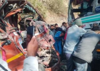 बस र ट्रक एक आपसमा ठोक्किँदा १ जनाको मृत्यु, ६ जना घाइते