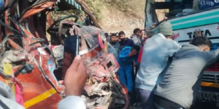 बस र ट्रक एक आपसमा ठोक्किँदा १ जनाको मृत्यु, ६ जना घाइते