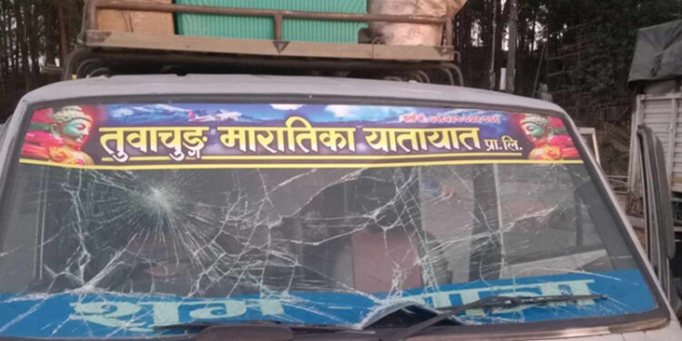 दिक्तेलबाट काठमाडौं जादै गरेको टाटा सुमो तोडफोड, ९ जना पक्राउ