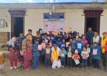 पर्यटन व्यवसायी शेर्पाद्धारा जनता आविलाई शैक्षिक सामाग्री वितरण