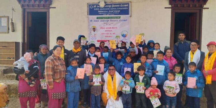 पर्यटन व्यवसायी शेर्पाद्धारा जनता आविलाई शैक्षिक सामाग्री वितरण