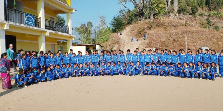 थर्पुडाँडा माविका ८८ जना विद्यार्थीलाई ट्रयाक सुट वितरण