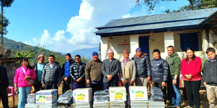 सृजनशील भरिया समाजद्वारा चार वटा विद्यालयलाई शैक्षिक सामग्री वितरण