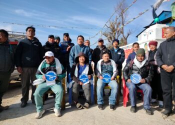 गार्मालाई बालमैत्री वडा घोषणा गर्न होटल पसलमा स्टिकर टाँस्दै वडा अध्यक्ष