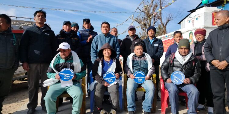 गार्मालाई बालमैत्री वडा घोषणा गर्न होटल पसलमा स्टिकर टाँस्दै वडा अध्यक्ष