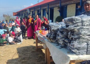 टानका वरिष्ठ उपाध्यक्ष शेर्पाद्धारा नेचासल्यानका बालबालिकालाई झोला वितरण