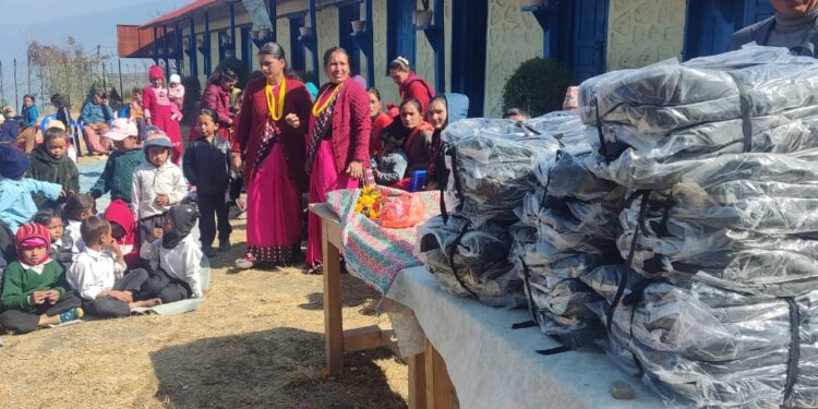 टानका वरिष्ठ उपाध्यक्ष शेर्पाद्धारा नेचासल्यानका बालबालिकालाई झोला वितरण