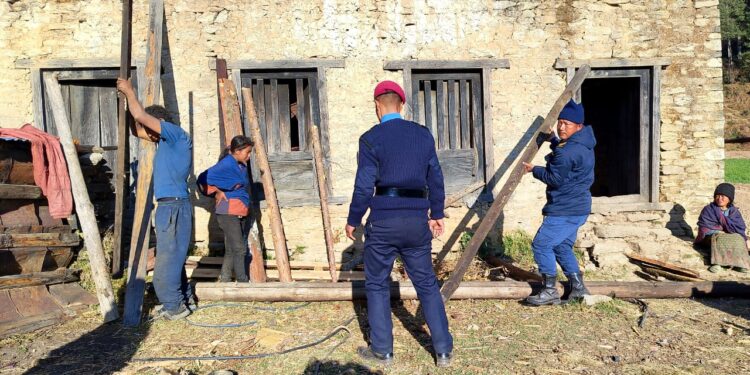 सोलुमा हावाहुरीको वितण्डा, घरको छानो उडायो