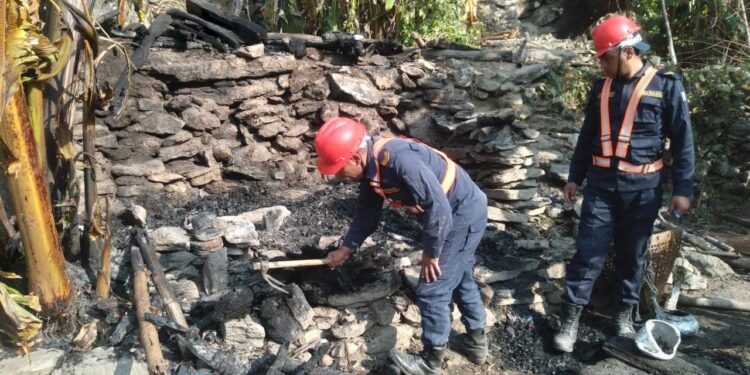 सोताङमा आगलागी हुँदा एक घर जलेर नष्ट, दुई लाख बराबरको क्षति