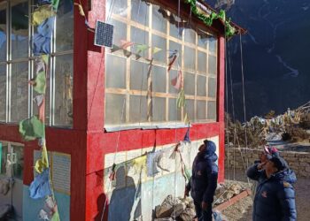 थामेमा हावाहुरीले २१ तारा गुम्बाको छानो उडायो