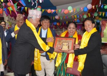 हिमाल दर्शनको स्वर्ण जयन्तीमा काँग्रेस नेता प्रकाशसिंह कार्की सम्मानित