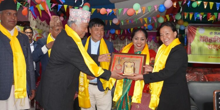 हिमाल दर्शनको स्वर्ण जयन्तीमा काँग्रेस नेता प्रकाशसिंह कार्की सम्मानित