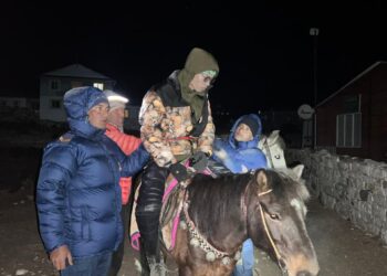 सोलु प्रहरीले गर्याे लेक लागेर अचेत अवस्थामा रहेका चिनिया नागरिकको उद्धार