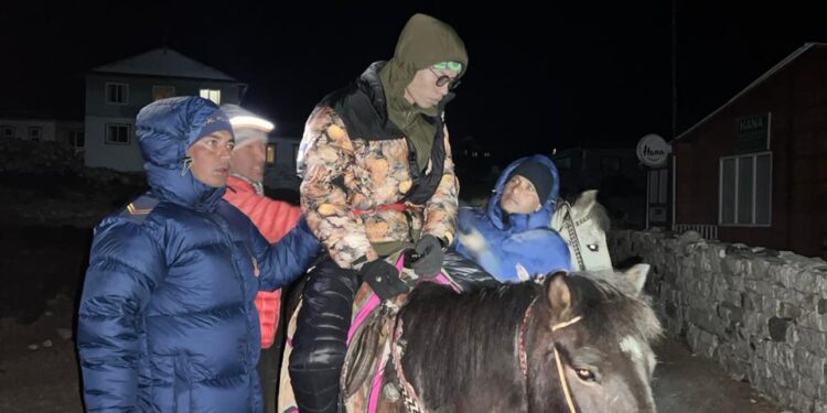 सोलु प्रहरीले गर्याे लेक लागेर अचेत अवस्थामा रहेका चिनिया नागरिकको उद्धार