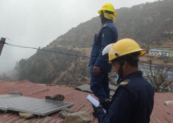 नाम्चेमा हावाहुरीको वितण्डा घरको छानो सहित सोलार प्यानल उडायो