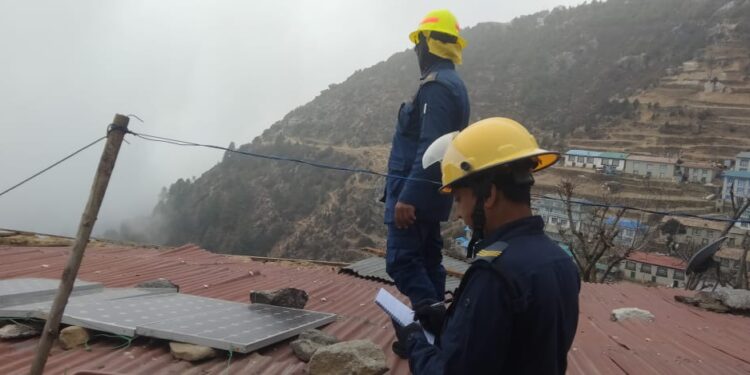 नाम्चेमा हावाहुरीको वितण्डा घरको छानो सहित सोलार प्यानल उडायो