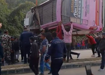 बस दुर्घटनामा परि १ जनाकाे मृत्यु १३ जना घाइते