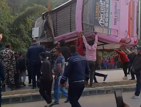 बस दुर्घटनामा परि १ जनाकाे मृत्यु १३ जना घाइते