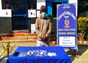 सिन्धुली प्रहरीले पक्राउ गर्याे ४१ तोला सुन सहित एक युवा