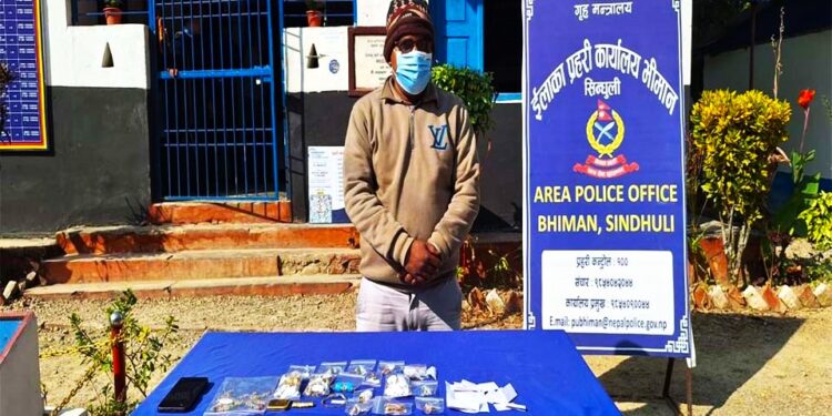 सिन्धुली प्रहरीले पक्राउ गर्याे ४१ तोला सुन सहित एक युवा