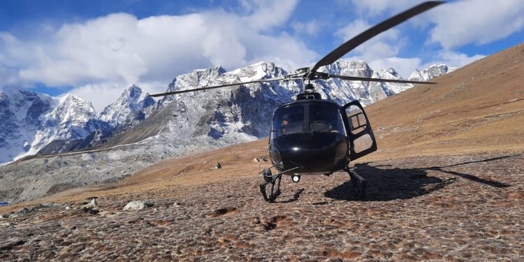 खुम्बु क्षेत्रमा हेलिकप्टर उडान विवाद : हेलिकप्टर कम्पनीहरूले आज उडान गरेनन्