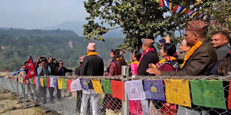 कोशी प्रदेशकै लामो झोलुंगे पुलको महामन्त्री शर्माले गरे उद्घाटन