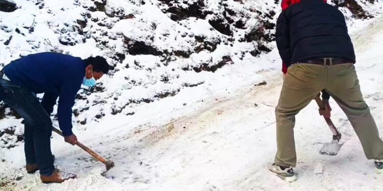 हिमपातले लिखुपिके–सल्लेरी सडक अबरुद्ध