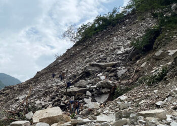 सुक्खा पहिरोले खाँदबारी–किमाथाङ्का सडक अवरुद्ध, हटाउन भोलिसम्म लाग्ने