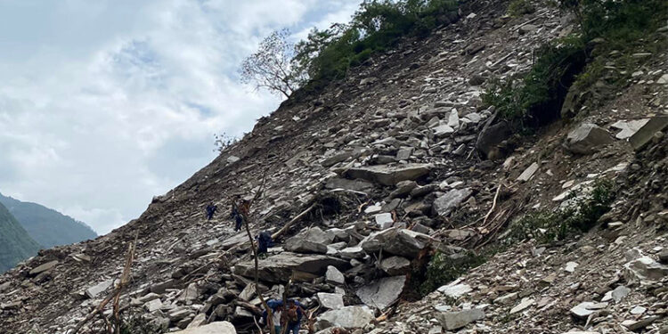 सुक्खा पहिरोले खाँदबारी–किमाथाङ्का सडक अवरुद्ध, हटाउन भोलिसम्म लाग्ने