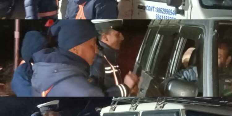 हिमपात सुरु भएसँगै सोलु प्रहरीले गर्याे “चालक सँग २ मिनेट कार्यक्रम”