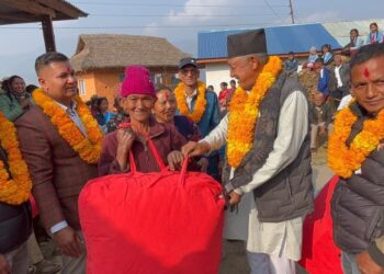 रावा बेसी गाउँपालिका : चिसो छल्न ज्येष्ठ नागरिकलाई फाइबर सिरक