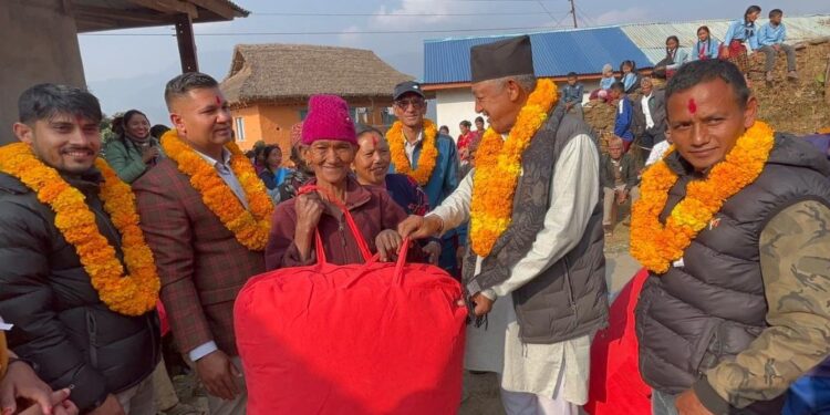 रावा बेसी गाउँपालिका : चिसो छल्न ज्येष्ठ नागरिकलाई फाइबर सिरक