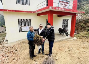 खुम्बु पासाङल्हामु गाउँपालिका १ द्धारा १४ कृषकलाई उन्नत स्याउको विरुवा वितरण