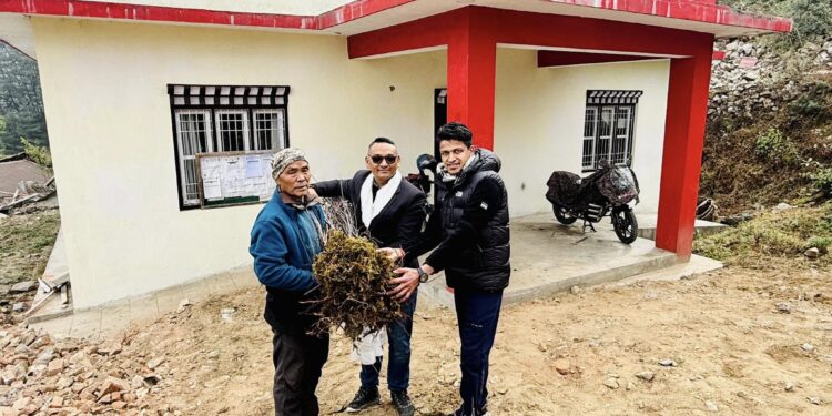 खुम्बु पासाङल्हामु गाउँपालिका १ द्धारा १४ कृषकलाई उन्नत स्याउको विरुवा वितरण